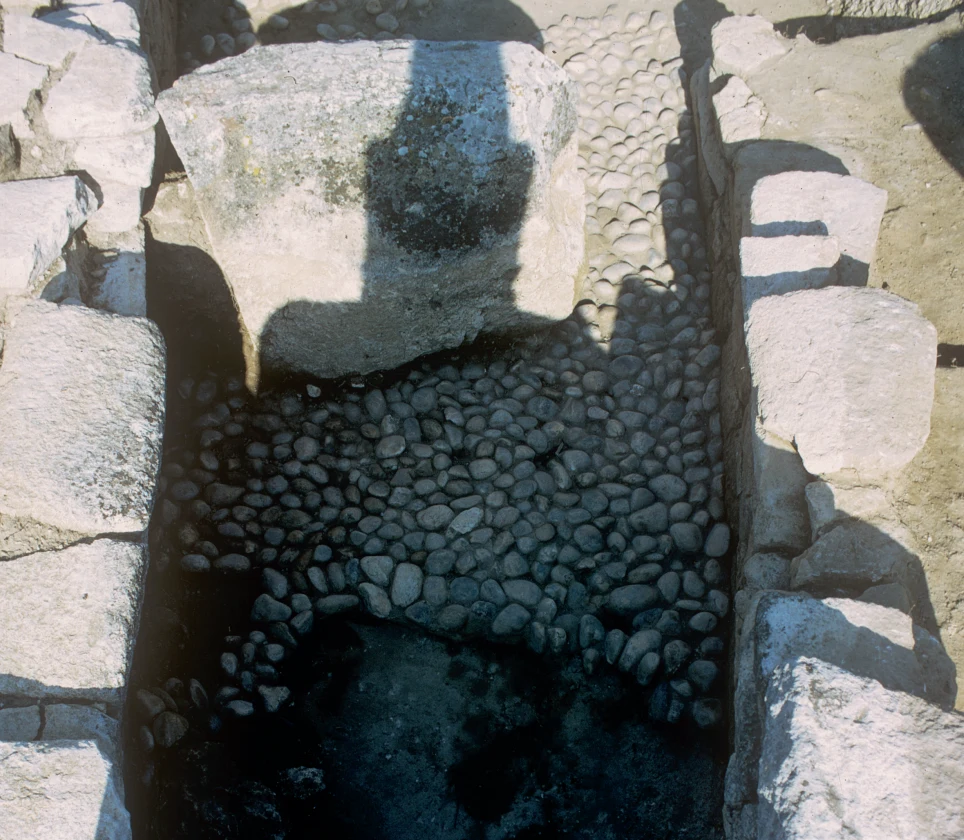 Fouilles archéologiques du Dolmen de Coutignargues - Vue de l'allée et des parois en encorbellement